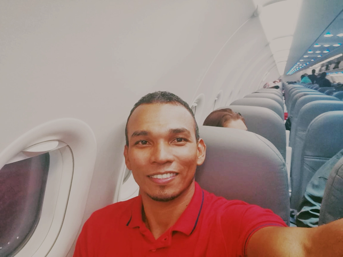 Orlando despidiéndose antes de abordar